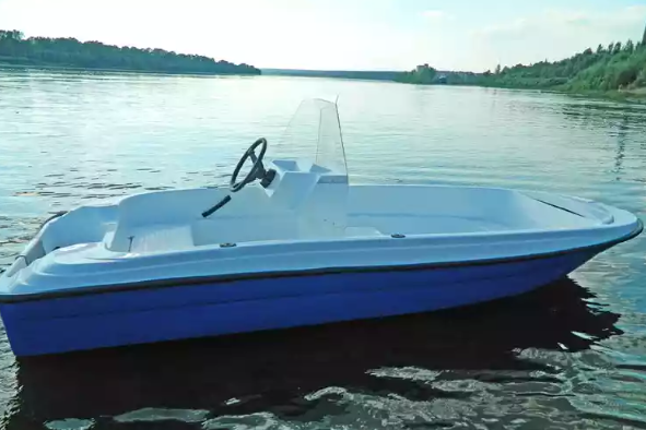 Стеклопластиковая лодка Пингвин с консолью (тримаран) в Березниках